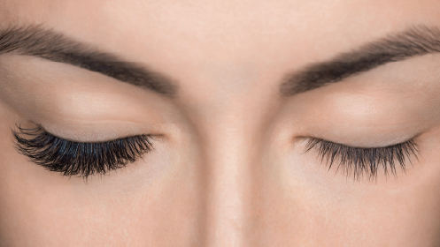 Extensión de pestañas express con diseño de cejas personalizado