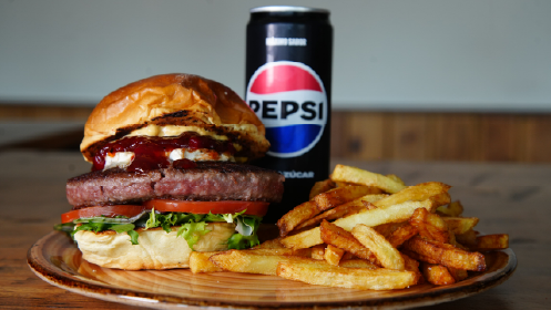 Menú para dos con hamburguesas + patatas cazurras + postre + beb