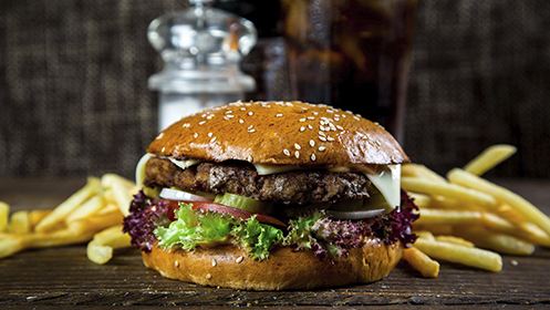 Completo menú individual con hamburguesa, patatas y bebida